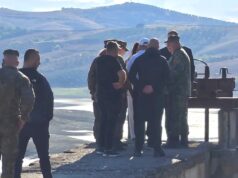 Nis pastrimi i rezervuarit të Kasharit pas ngordhjes së tonelatave të peshkut