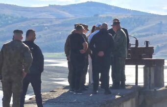 Nis pastrimi i rezervuarit të Kasharit pas ngordhjes së tonelatave të peshkut