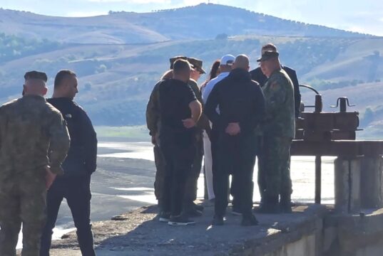 Nis pastrimi i rezervuarit të Kasharit pas ngordhjes së tonelatave të peshkut