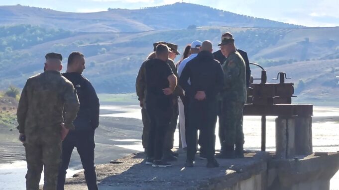 Nis pastrimi i rezervuarit të Kasharit pas ngordhjes së tonelatave të peshkut