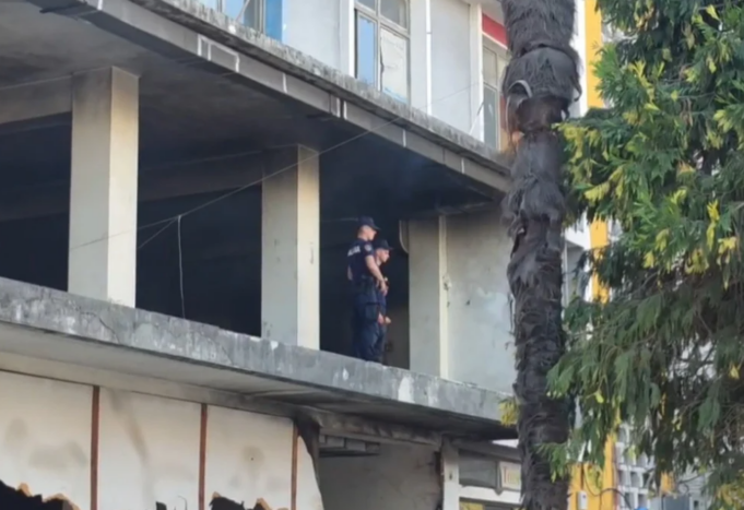 Zjarr në ish-Shtëpinë e Oficerëve në Fier