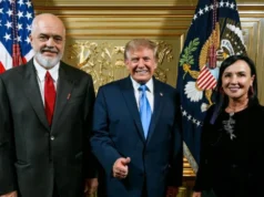 Rama publikon foton me presidentin amerikan Donald Trump