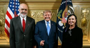Rama publikon foton me presidentin amerikan Donald Trump