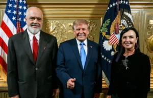 Rama publikon foton me presidentin amerikan Donald Trump