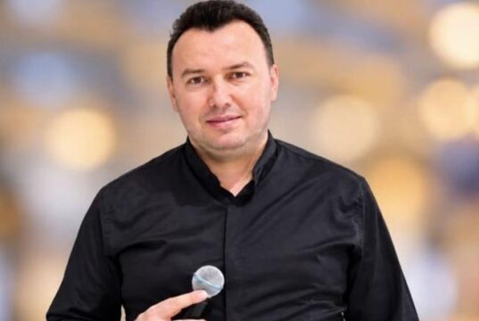 Dyshohet se ngacmonte vajza të mitura pranë një shkolle, lirohet këngëtari në Fier