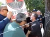 Tensione para Kuvendit/ Protestuesi tenton të godasë me tabelë deputetin Erion Braçe