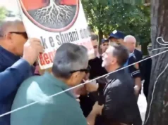 Tensione para Kuvendit/ Protestuesi tenton të godasë me tabelë deputetin Erion Braçe