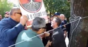 Tensione para Kuvendit/ Protestuesi tenton të godasë me tabelë deputetin Erion Braçe
