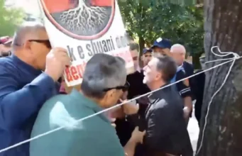 Tensione para Kuvendit/ Protestuesi tenton të godasë me tabelë deputetin Erion Braçe