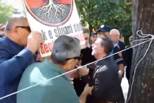 Tensione para Kuvendit/ Protestuesi tenton të godasë me tabelë deputetin Erion Braçe