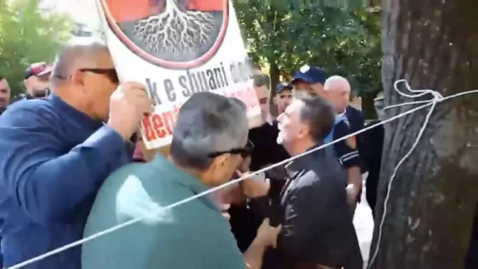 Tensione para Kuvendit/ Protestuesi tenton të godasë me tabelë deputetin Erion Braçe