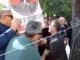 Tensione para Kuvendit/ Protestuesi tenton të godasë me tabelë deputetin Erion Braçe