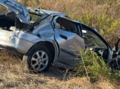 Aksident në bypass-in e Fierit, makina del nga rruga dhe përfundon në kanal