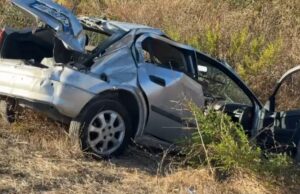 Aksident në bypass-in e Fierit, makina del nga rruga dhe përfundon në kanal