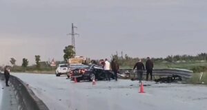 Aksident në autostradën Lushnjë-Fier, përplasen dy automjete – vetëm dëme materiale