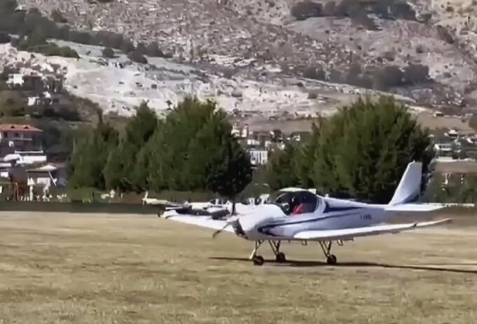 Gjirokastër/12 avionë sportivë sjellin turistë nga Europa