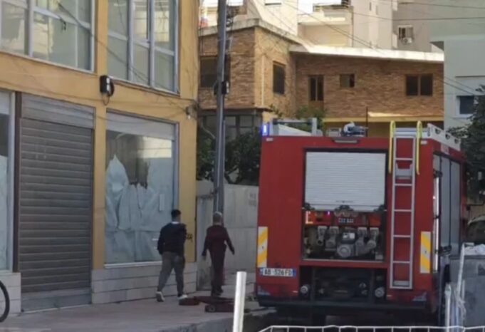 Zjarr në kabinën elektrike në lagjen “Apollonia” të Fierit