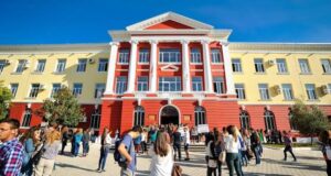 Nis viti i ri akademik, mbi 20 mijë studentë ulen për herë të parë në auditore
