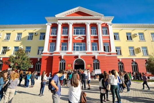 Nis viti i ri akademik, mbi 20 mijë studentë ulen për herë të parë në auditore
