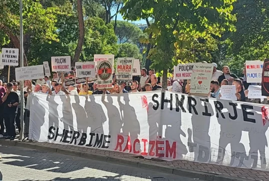 Reforma territoriale sot në Komision, protestë jashtë Kryesisë së Kuvendit