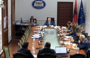 Komisioni i Ligjeve miraton projektligjin për reformën territoriale/ PS kalon nismën pa praninë e opozitës