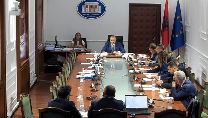 Komisioni i Ligjeve miraton projektligjin për reformën territoriale/ PS kalon nismën pa praninë e opozitës
