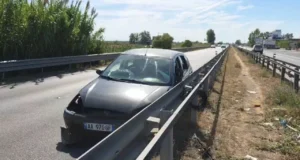 Aksident në aksin Pushimi i Shoferit–Lushnje, “Ford”-i përplaset me barrierën metalike
