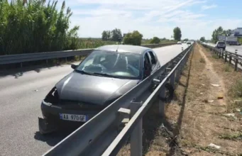 Aksident në aksin Pushimi i Shoferit–Lushnje, “Ford”-i përplaset me barrierën metalike