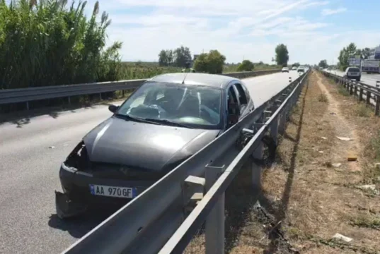 Aksident në aksin Pushimi i Shoferit–Lushnje, “Ford”-i përplaset me barrierën metalike