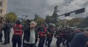 Përplasje në protestën para Kuvendit