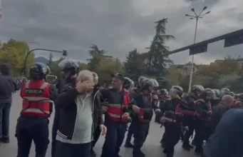 Përplasje në protestën para Kuvendit