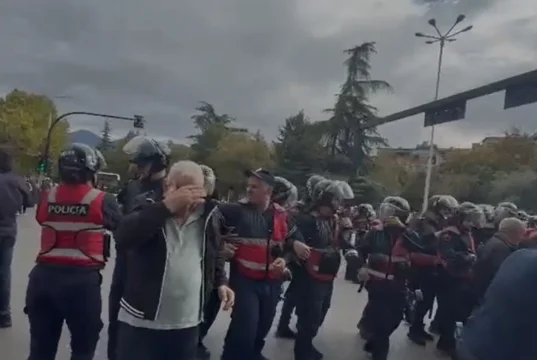 Përplasje në protestën para Kuvendit