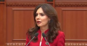 Spiropali:“Jashtë protestojnë, këtu bëhet teatër”