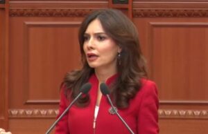 Spiropali:“Jashtë protestojnë, këtu bëhet teatër”