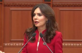 Spiropali:“Jashtë protestojnë, këtu bëhet teatër”