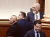 Pas miratimit të Reformës Territoriale, Rama largohet duke qeshur, Bardhi hedh bidonë uji