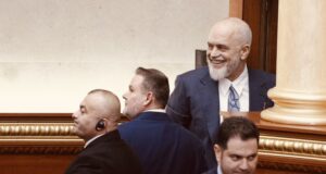 Pas miratimit të Reformës Territoriale, Rama largohet duke qeshur, Bardhi hedh bidonë uji