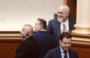 Pas miratimit të Reformës Territoriale, Rama largohet duke qeshur, Bardhi hedh bidonë uji