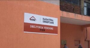 Ndryshon drejtimi i Kadastrës së Fierit, Ina Toska emërohet në vend të Everest Kazhelit