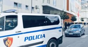 Grabitje me armë në Elbasan, autorët futen në banesë dhe marrin telefona e para