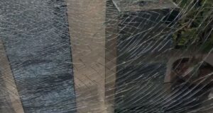 Fier, shpërthim i dyshuar me lëndë plasëse në një subjekt privat, dëmtohet dera e jashtme