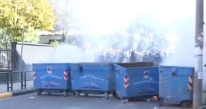 Protesta e të rinjve përhapet në Tiranë, nxënësit e gjimnazit “Partizani” bojkotojnë mësimin dhe djegin kosha mbeturinash