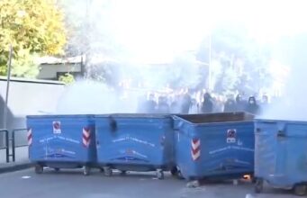 Protesta e të rinjve përhapet në Tiranë, nxënësit e gjimnazit “Partizani” bojkotojnë mësimin dhe djegin kosha mbeturinash