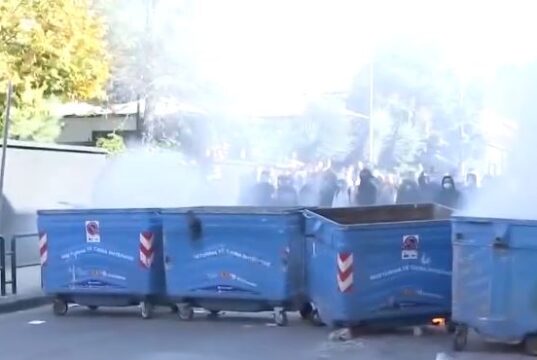 Protesta e të rinjve përhapet në Tiranë, nxënësit e gjimnazit “Partizani” bojkotojnë mësimin dhe djegin kosha mbeturinash