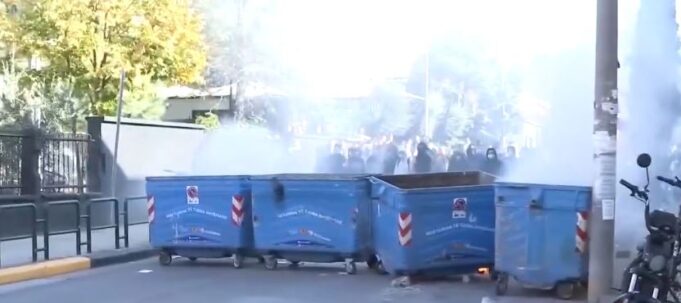 Protesta e të rinjve përhapet në Tiranë, nxënësit e gjimnazit “Partizani” bojkotojnë mësimin dhe djegin kosha mbeturinash