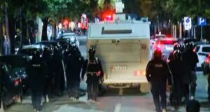 Policia: 14 efektivë të plagosur nga sulmet gjatë protestës, 35 persona të shoqëruar