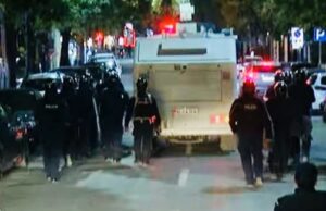 Policia: 14 efektivë të plagosur nga sulmet gjatë protestës, 35 persona të shoqëruar