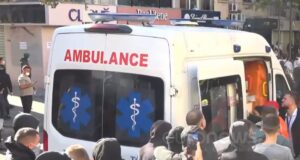 Lëndohen disa te rinje protestues, dyshohet se u qëlluan me plumba gome