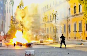 Breshëri molotovësh drejt Policisë, efektivët kundërpërgjigjen me ujë me presion