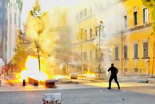 Breshëri molotovësh drejt Policisë, efektivët kundërpërgjigjen me ujë me presion